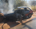 Carro pega fogo no bairro Planalto em Formiga