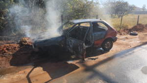 Carro pega fogo no bairro Planalto em Formiga