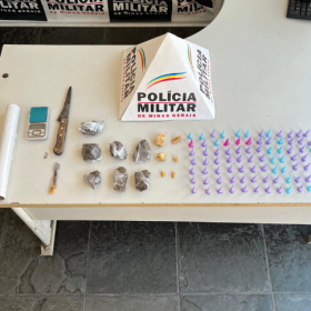Cláudio: PM apreende drogas em lote vago no bairro Valongo