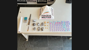 Cl&aacute;udio: PM apreende drogas em lote vago no bairro Valongo
