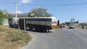 Motociclista fica ferido ap&oacute;s colis&atilde;o com carreta na MG-050, em Formiga