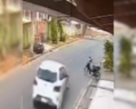 Moto estacionada é danificada por carro em Itaúna; moradora busca identificação do condutor