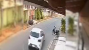 Moto estacionada &eacute; danificada por carro em Ita&uacute;na; moradora busca identifica&ccedil;&atilde;o do condutor