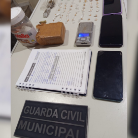 Nova Serrana: Dupla &eacute; presa com 46 pedras de crack e coca&iacute;na durante ocorr&ecirc;ncia de perturba&ccedil;&atilde;o do sossego