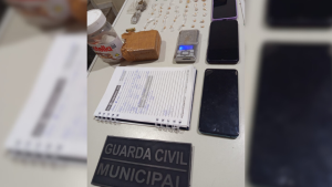 Nova Serrana: Dupla &eacute; presa com 46 pedras de crack e coca&iacute;na durante ocorr&ecirc;ncia de perturba&ccedil;&atilde;o do sossego