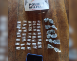 Polícia apreende drogas em Martinho Campos; suspeito fugiu