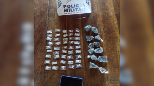 Pol&iacute;cia apreende drogas em Martinho Campos; suspeito fugiu