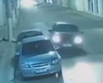 VÍDEO: Condutor embriagado colide com veículos estacionados e atinge portão em Pará de Minas