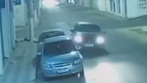V&Iacute;DEO: Condutor embriagado colide com ve&iacute;culos estacionados e atinge port&atilde;o em Par&aacute; de Minas