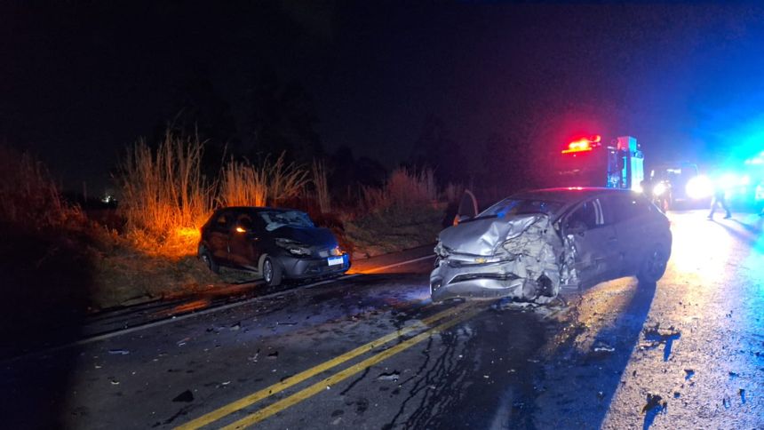 Batida entre três carros mata dois idosos na BR-354, em Formiga