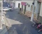 Motociclista bate em caminhonete e cai de cabeça no bueiro em Pará de Minas
