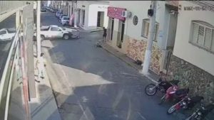 Motociclista bate em caminhonete e cai de cabe&ccedil;a no bueiro em Par&aacute; de Minas