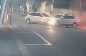 Colis&atilde;o entre carros &eacute; registrado no bairro das Gra&ccedil;as, em Ita&uacute;na
