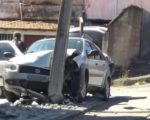 Carro desce rua sozinho e bate contra poste em Divinópolis