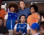 Cruzeiro homenageia gari assassinado em BH em jogo no Mineirão; família é recebida por Pedrinho