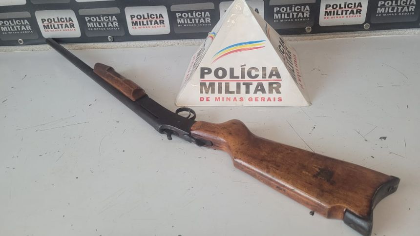 Homem ameaça ex-companheira com espingarda, tenta fugir e é preso em Divinópolis