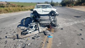 Acidente entre caminh&atilde;o e Fiat Toro deixa dois feridos na BR-354, em Arcos
