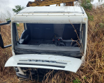 Caminhão sai da pista e cai em ribanceira na BR-354, em Formiga