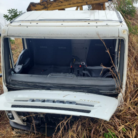 Caminh&atilde;o sai da pista e cai em ribanceira na BR-354, em Formiga