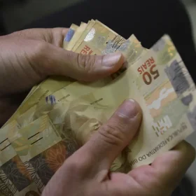 Proposta do Orçamento de 2026 prevê salário mínimo de R$ 1.631