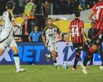 Em crise e na espera do novo técnico, Atlético perde para o Vitória no Brasileirão e fica a 3 pontos do Z4.