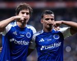 Cruzeiro vira em cima do Bragantino e cola no líder do Brasileirão