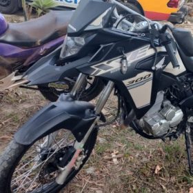 Batida entre duas motos deixa tr&ecirc;s feridos em Ita&uacute;na