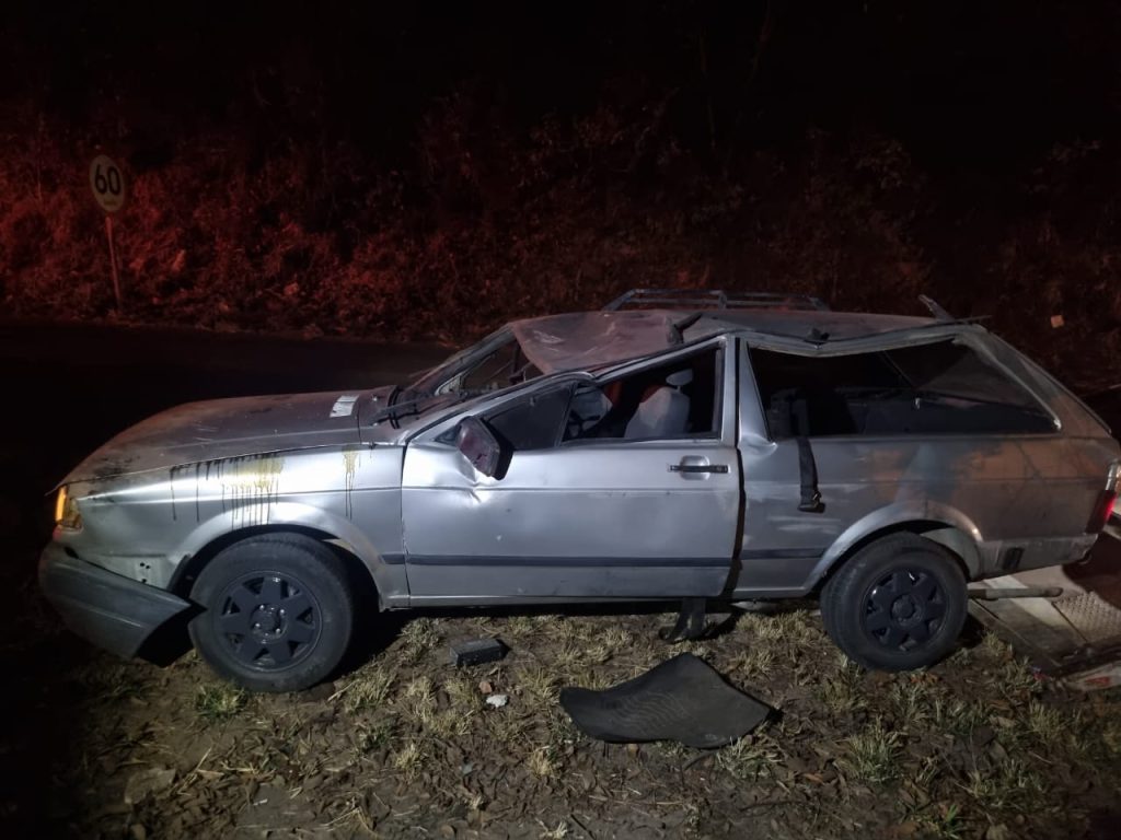 Carro capota ao tentar desviar de cavalo em Divin&oacute;polis; casal fica ferido