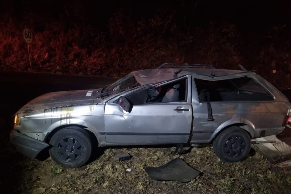 Carro capota ao tentar desviar de cavalo em Divinópolis; casal fica ferido