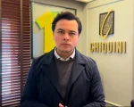 Foto de Chiquini em seu escritório.