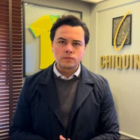 Foto de Chiquini em seu escritório.