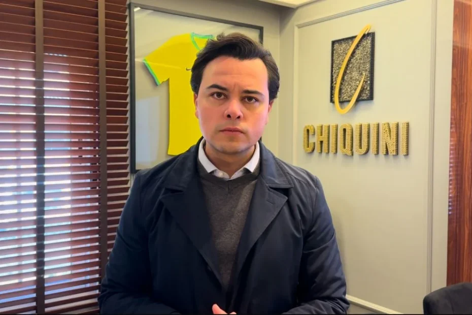 Foto de Chiquini em seu escritório.