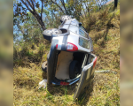 Carro capota na BR-494 em Divinópolis; três pessoas ficam feridas