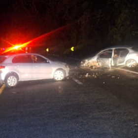 Batida entre dois carros deixa feridos na MG-050, em Pedra do Indai&aacute;