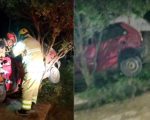 Motorista fica preso às ferragens após carro bater em árvore e muro em Divinópolis