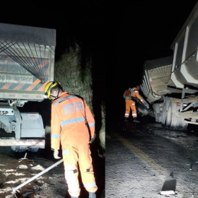 Acidente com carga de soja provoca risco de derrapagem na BR-354, em Bambuí
