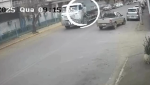 Piumhi: Homem se pendura em caminh&atilde;o em movimento e agride motorista