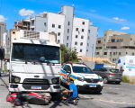 Acidente entre caminhão e moto é registrado no Centro de Divinópolis