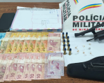 PM apreende drogas e arma em Perdigão; dupla é presa