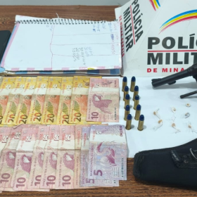 PM apreende drogas e arma em Perdigão; dupla é presa