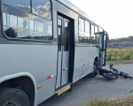 Colisão entre ônibus e moto deixa jovem ferido em Formiga