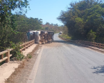 Carreta carregada com café tomba na BR-354 em Bambuí; parte da carga cai no rio