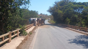 Carreta carregada com caf&eacute; tomba na BR-354 em Bambu&iacute;; parte da carga cai no rio
