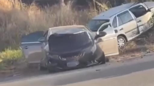 Acidente entre carros &eacute; registrado em Ita&uacute;na