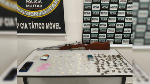 Homem &eacute; preso e adolescente apreendido por tr&aacute;fico de drogas e posse de arma em Nova Serrana