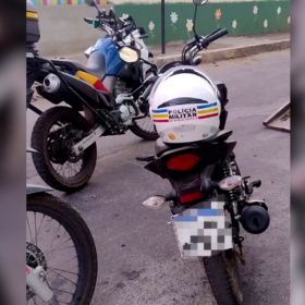 PM recupera moto furtada e prende dupla por adulteração de veículo