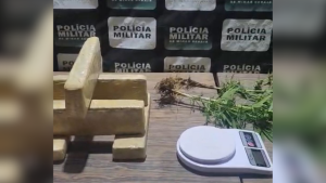 Adolescente &eacute; apreendido com drogas em Pomp&eacute;u