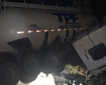 Carreta tomba e interdita parte da BR-354 em Bambuí