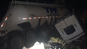 Carreta tomba e interdita parte da BR-354 em Bambu&iacute;