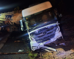 Carreta faz ‘L’ e atinge barranco na BR-354, em Bambuí